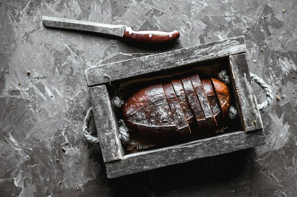 Wie backt man glutenfreies Brot, das weich und luftig bleibt?